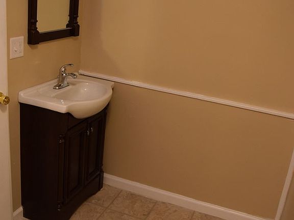 5th image of 8 Edwards St #3249036