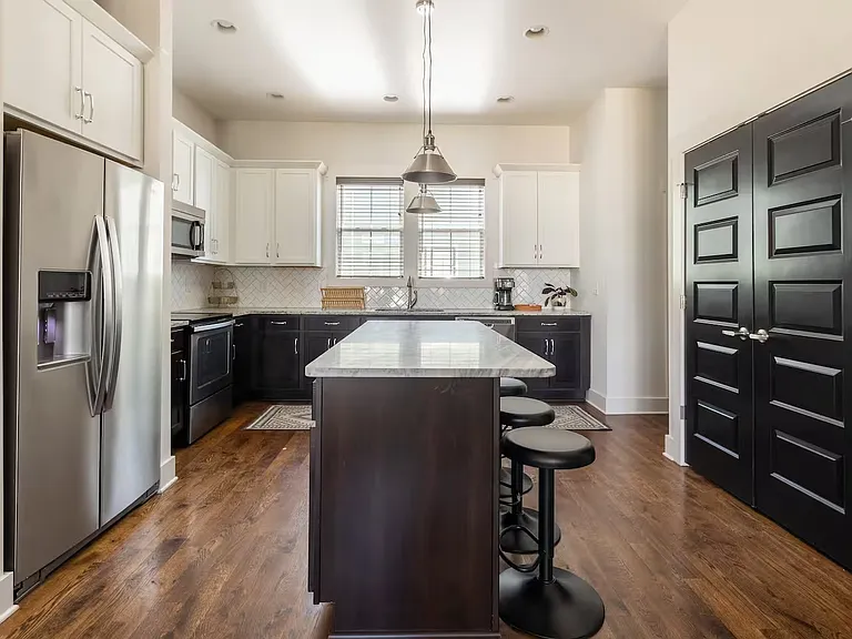 1027 E Trinity Ln #9 — Photo 14