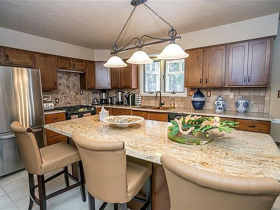 3rd image of 23943 Stonehedge Dr