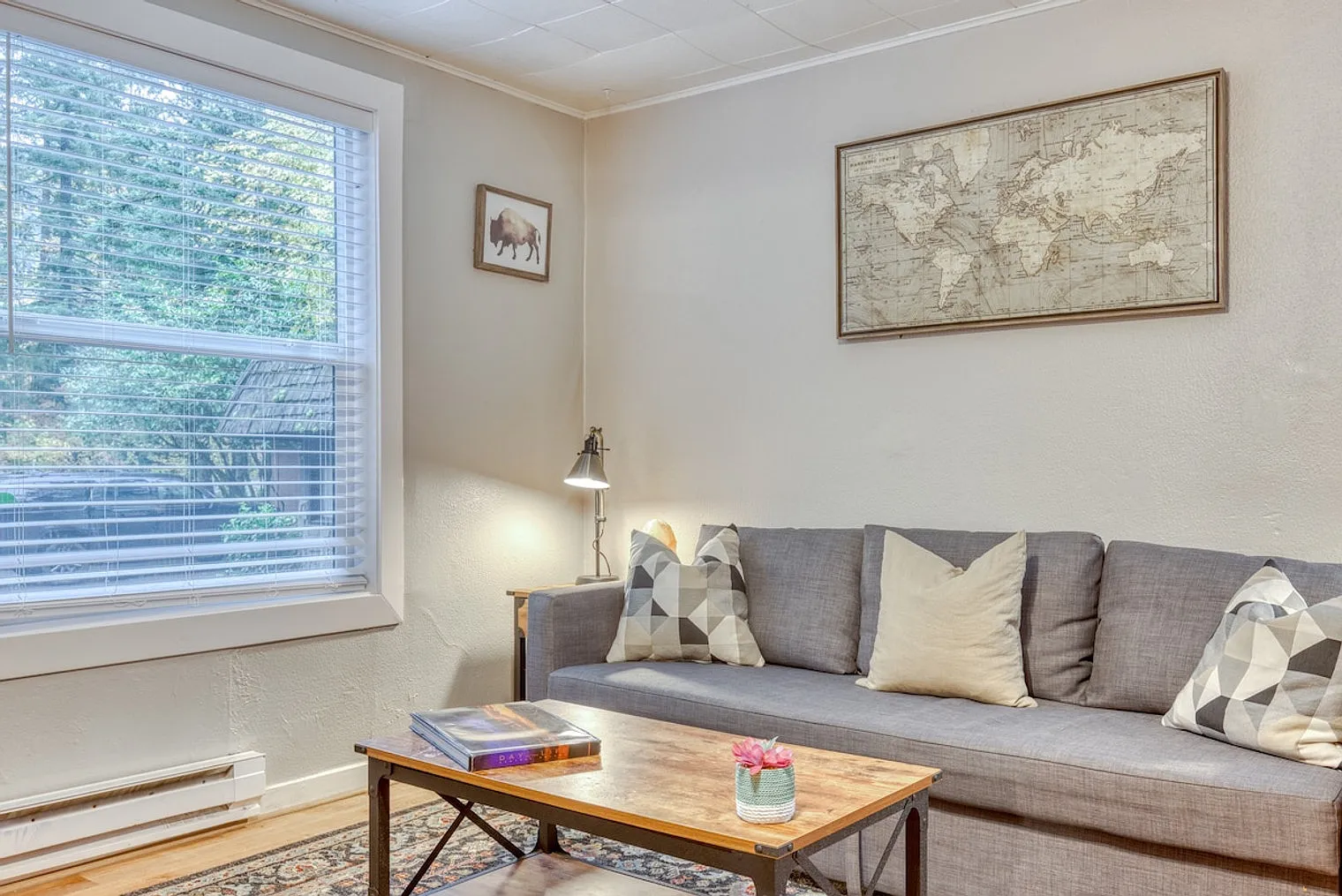 1 bed, 1.0 bath, 699 sqft, $2,893 — Photo 2