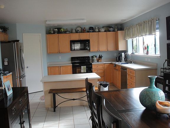 Open Kitchen w/ Stainless Fridge and DishwasherLar