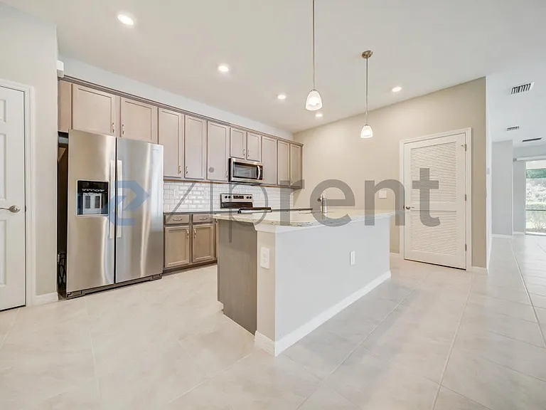 1126 S Town And River Dr — Photo 2