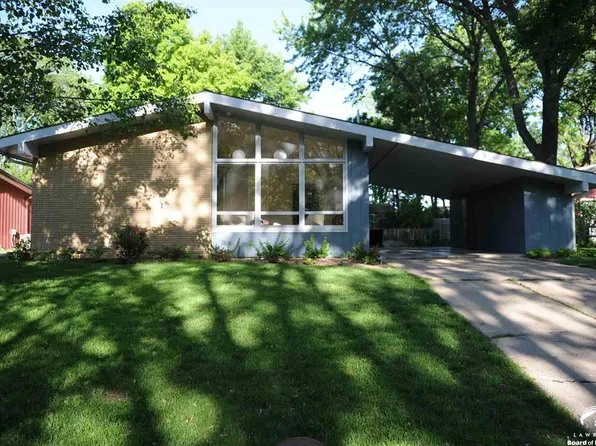 1009 Sunset Dr, Lawrence, KS 66044