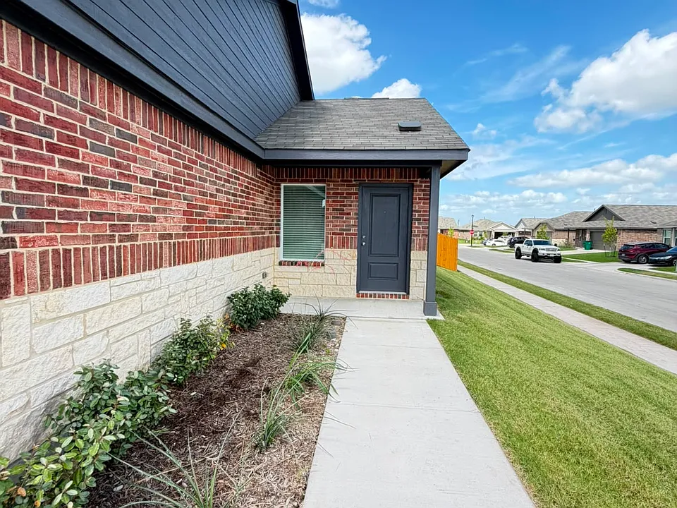 1702 Crossbill St