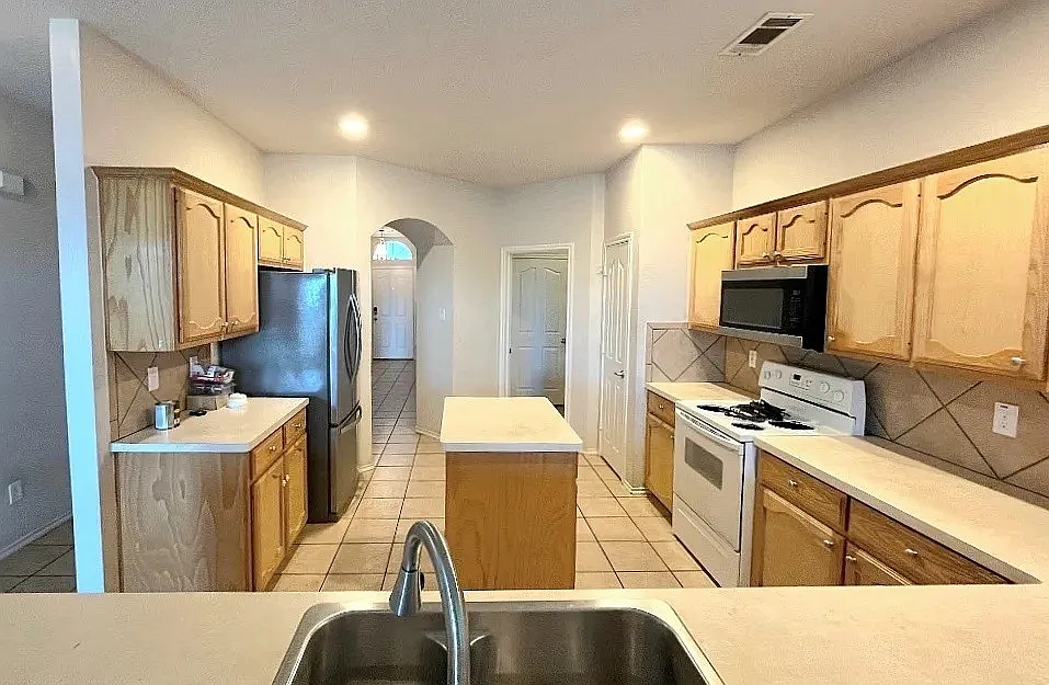 3 bed, 1900 sqft, $2,250 — Photo 3