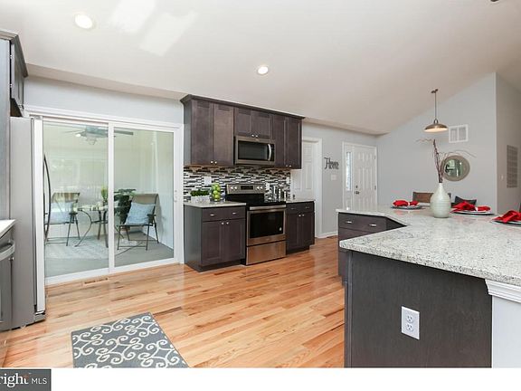 4th image of 48 Grays Ave