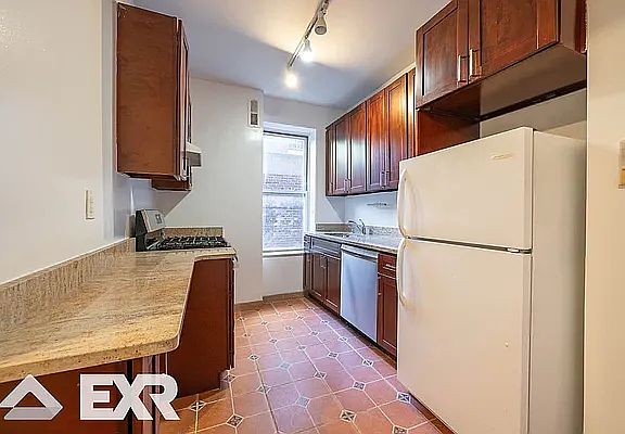 3rd image of 215 W 116th St #1I