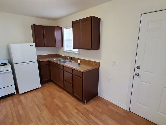 4th image of 304 S Louisiana St #A