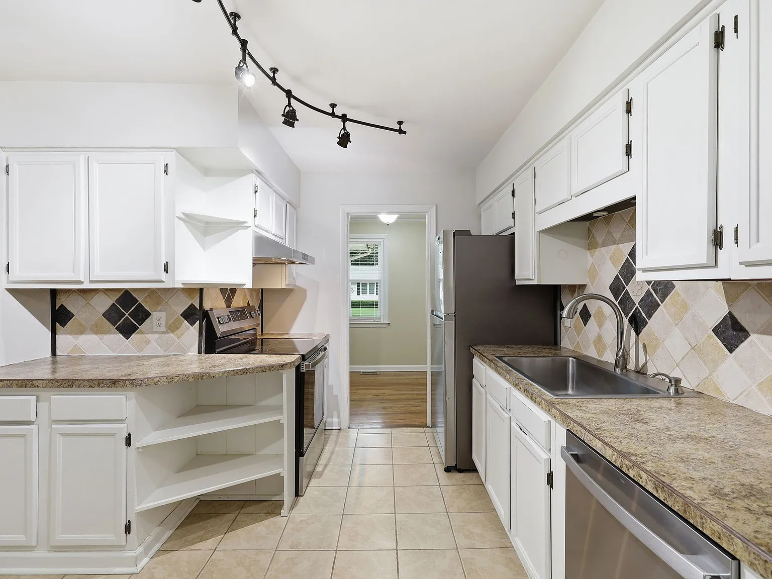 3 bed, 1025 sqft, $1,835 — Photo 2