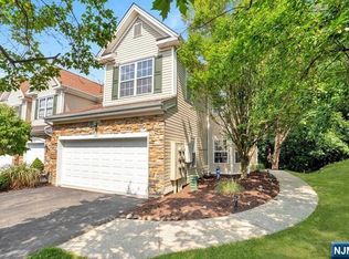 261 Ridge Dr, Pompton Lakes, NJ 07442