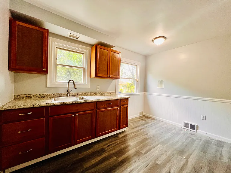 8606 Rosewood Ave — Photo 12