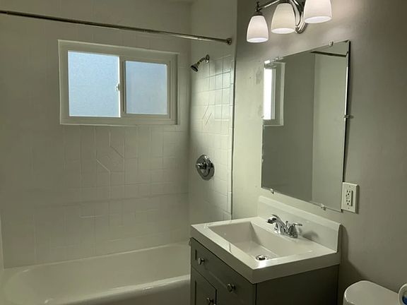 3rd image of 822 N Parkside Ave