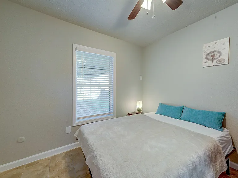 Thornwood Dr — Photo 2