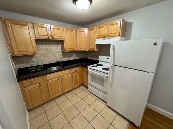 8 Colonial Ct APT 68, Stoneham, MA 02180