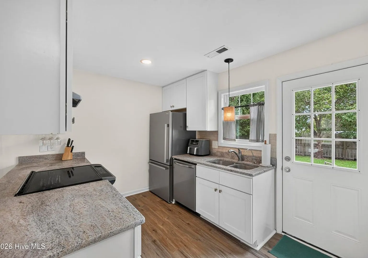 Single story 3 bedroom, 2 bathroom home with fenced backyard! — Photo 3