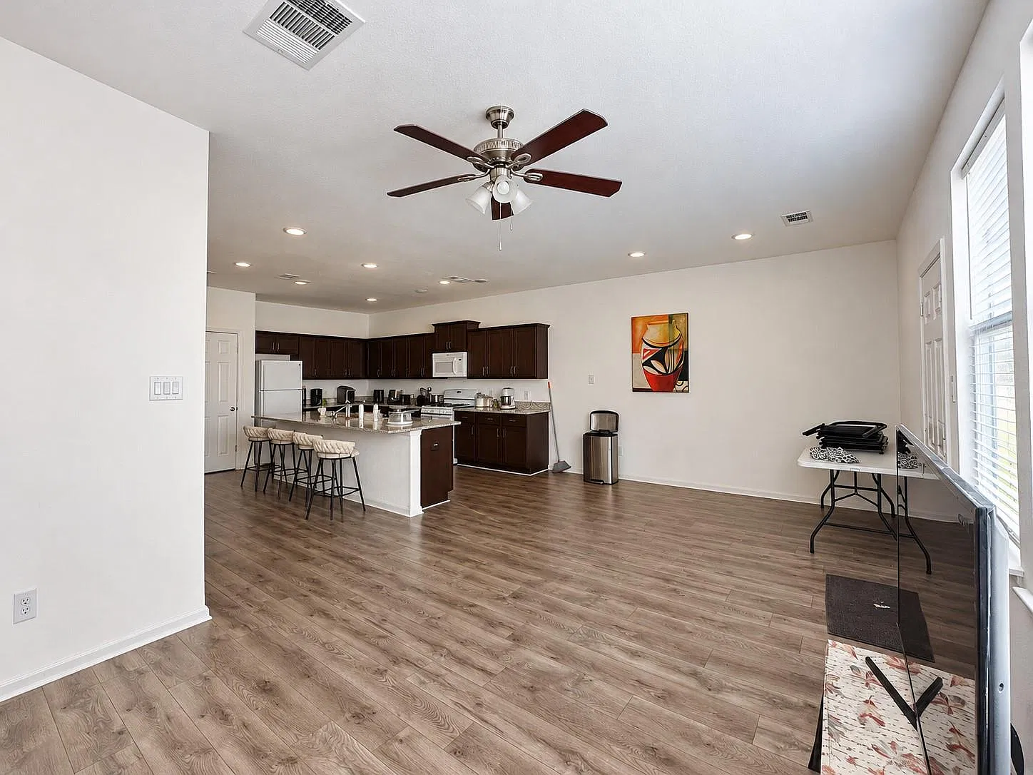 5 bed, 2.5 bath, 2524 sqft, $2,100 — Photo 3