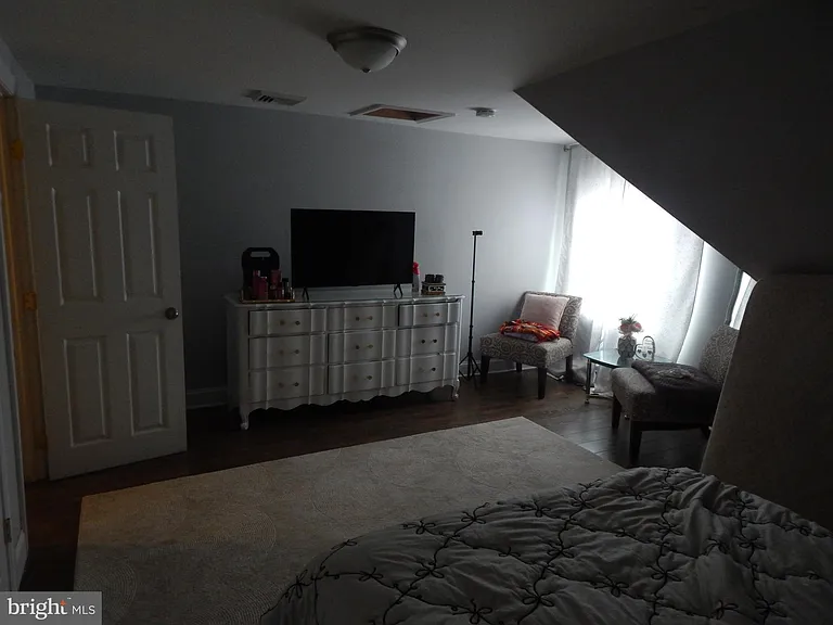 245 Noble St #2 — Photo 8
