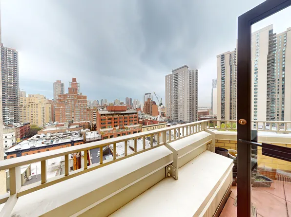 399 East 72nd Street image 1 of 8