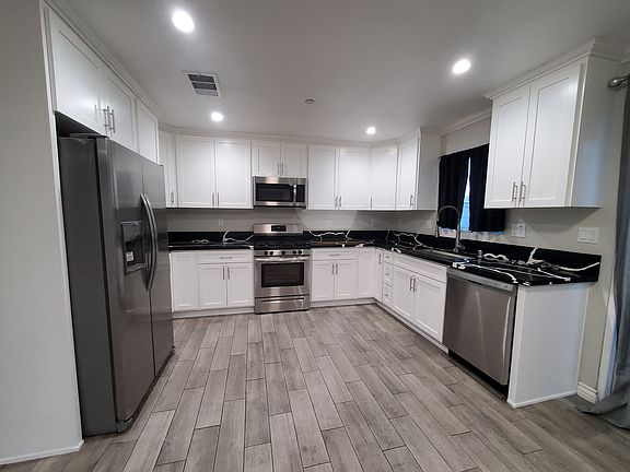 4th image of 15743 1/2 E Hayland St