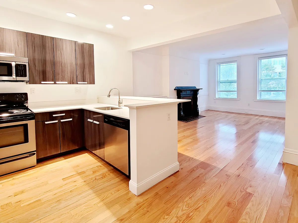 Building Photo - 127 Saint Botolph St #7