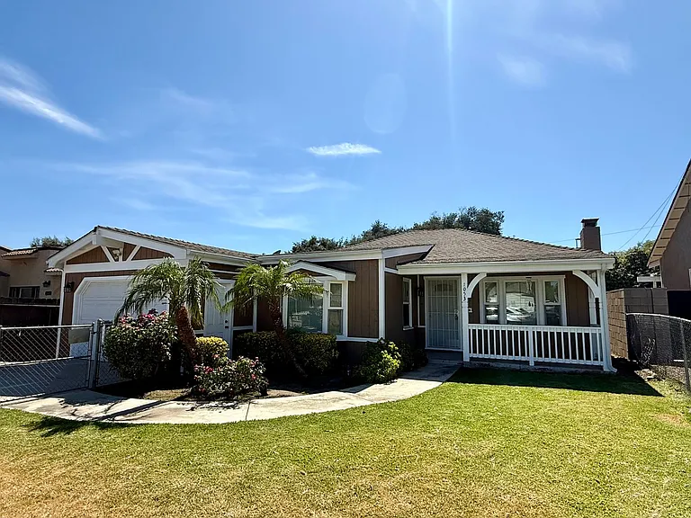 1053 N Laurel Ave — Photo 1