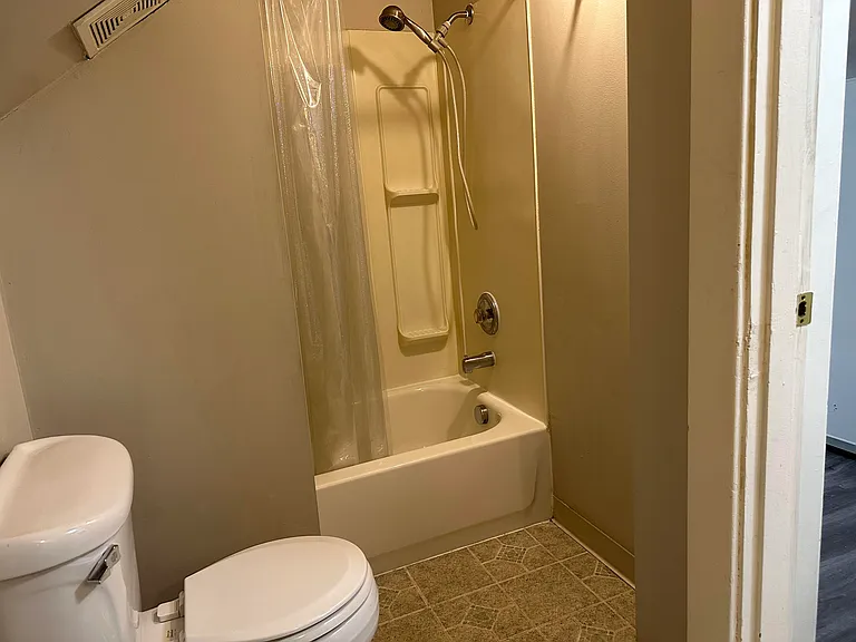 4307 11th Ave NE #8 — Photo 5