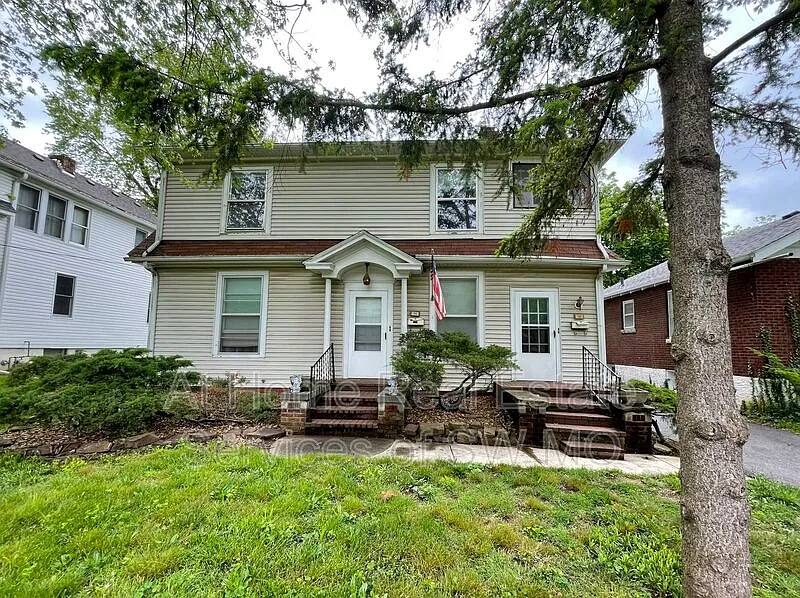 2 bed, 1.0 bath, 800 sqft, $855 — Photo 1