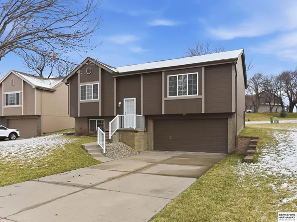 1114 Woodview Cir, Papillion, NE 68046
