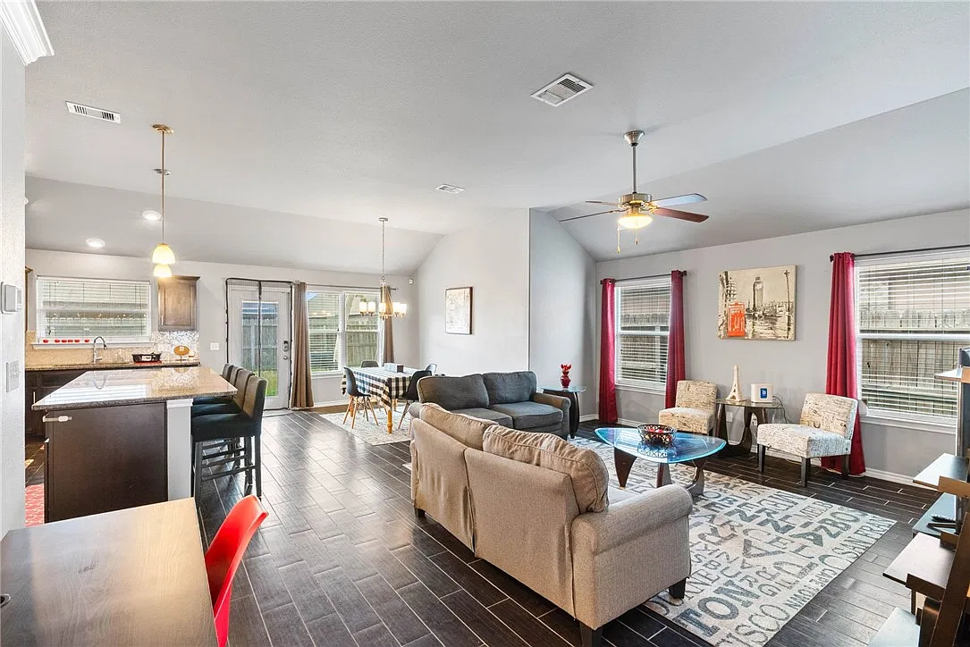 3 bed, 2.0 bath, 1637 sqft, $2,050 — Photo 3