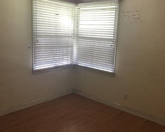 4th image of 935 E 119th St