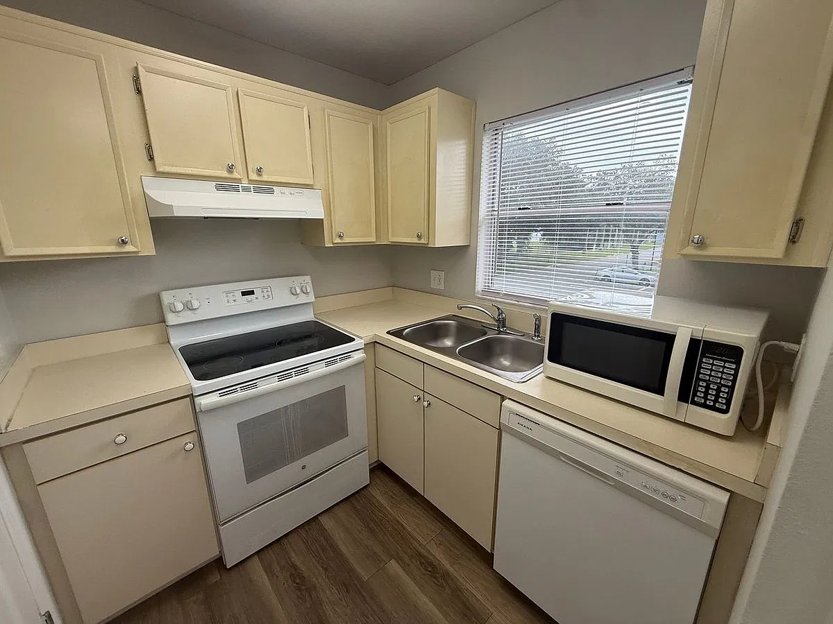 4112 Pershing Pointe Place — Photo 3