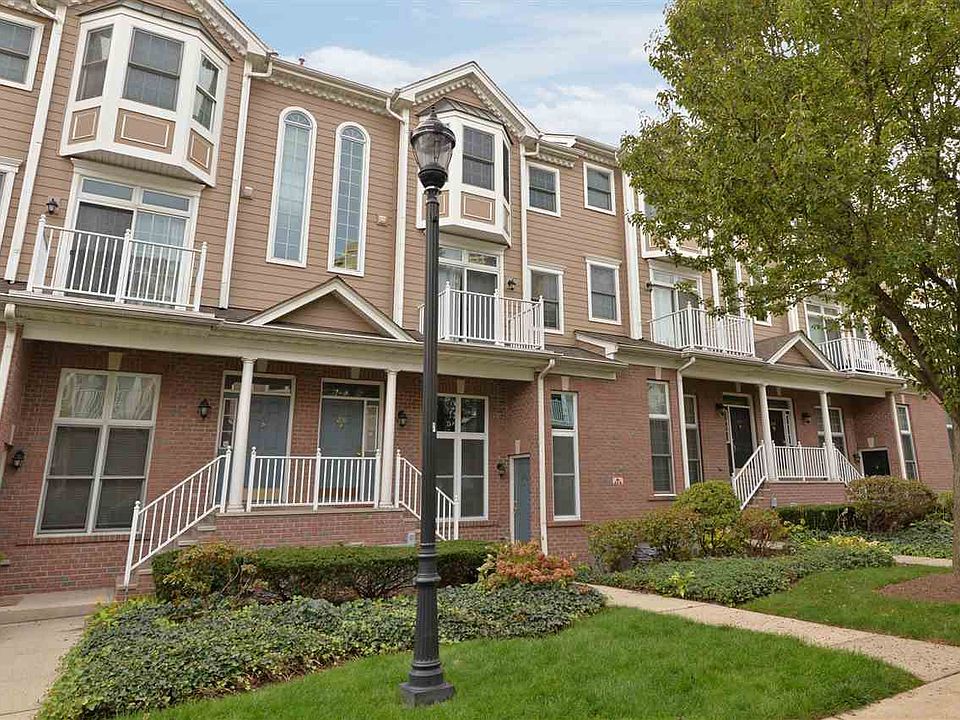 2nd image of 271 Roslyn Ct