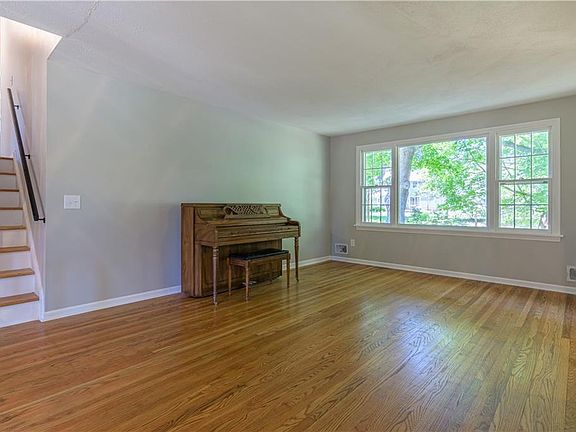 3rd image of 5 Ambleside Dr
