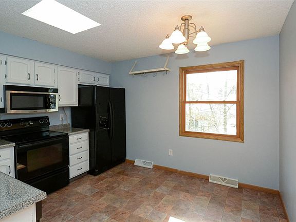 5th image of 190 Heritage Dr