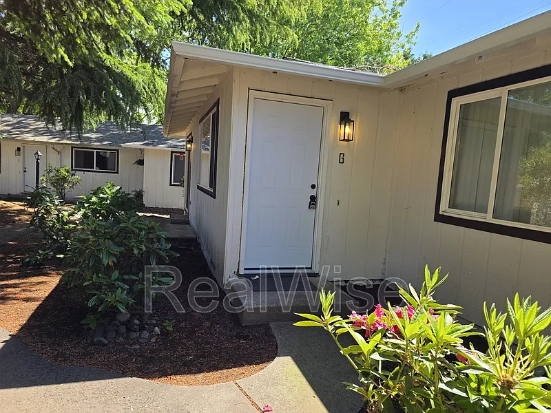 2 bed, 1.0 bath, $1,495 — Photo 2
