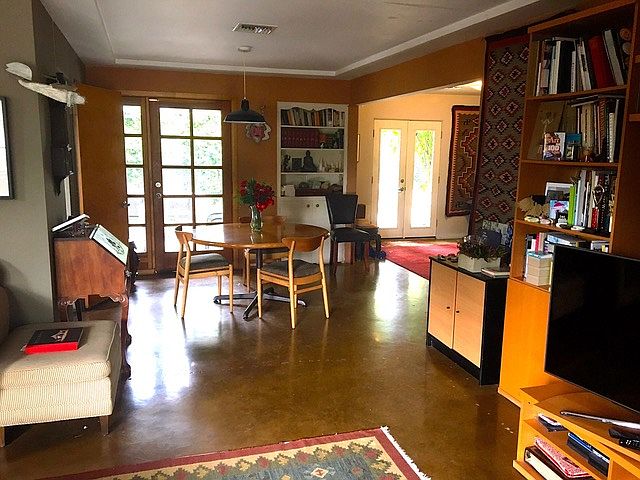 Open plan livingroom dining room