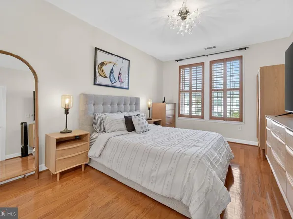 400 Cameron Station Blvd APT 421, Alexandria, VA 22304
