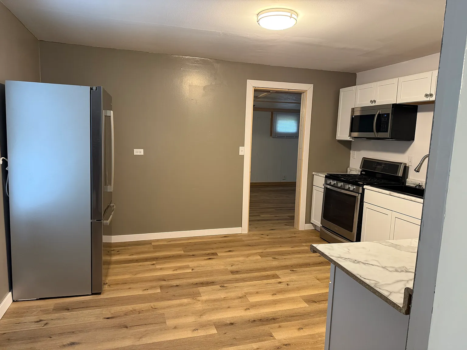 3 bed, $1,300 — Photo 4