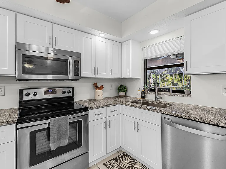 2541 SW 38th Ter — Photo 13