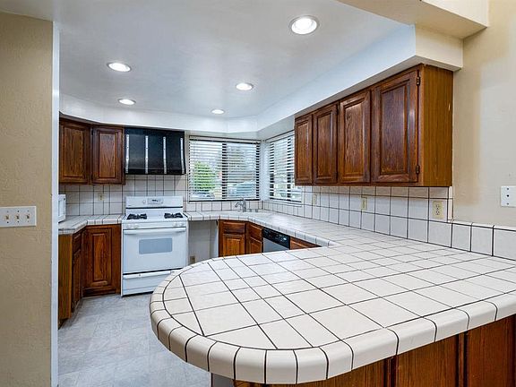 3rd image of 1521 Park Blvd