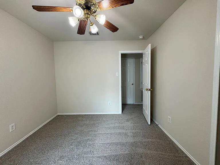 113 Salado Dr — Photo 36