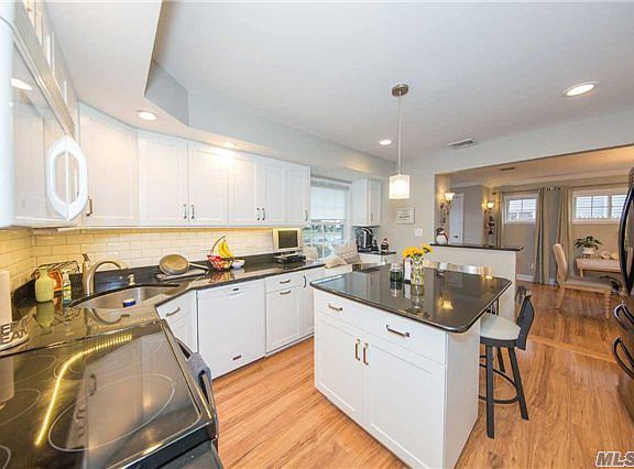 2nd image of 10 Bunker Ln