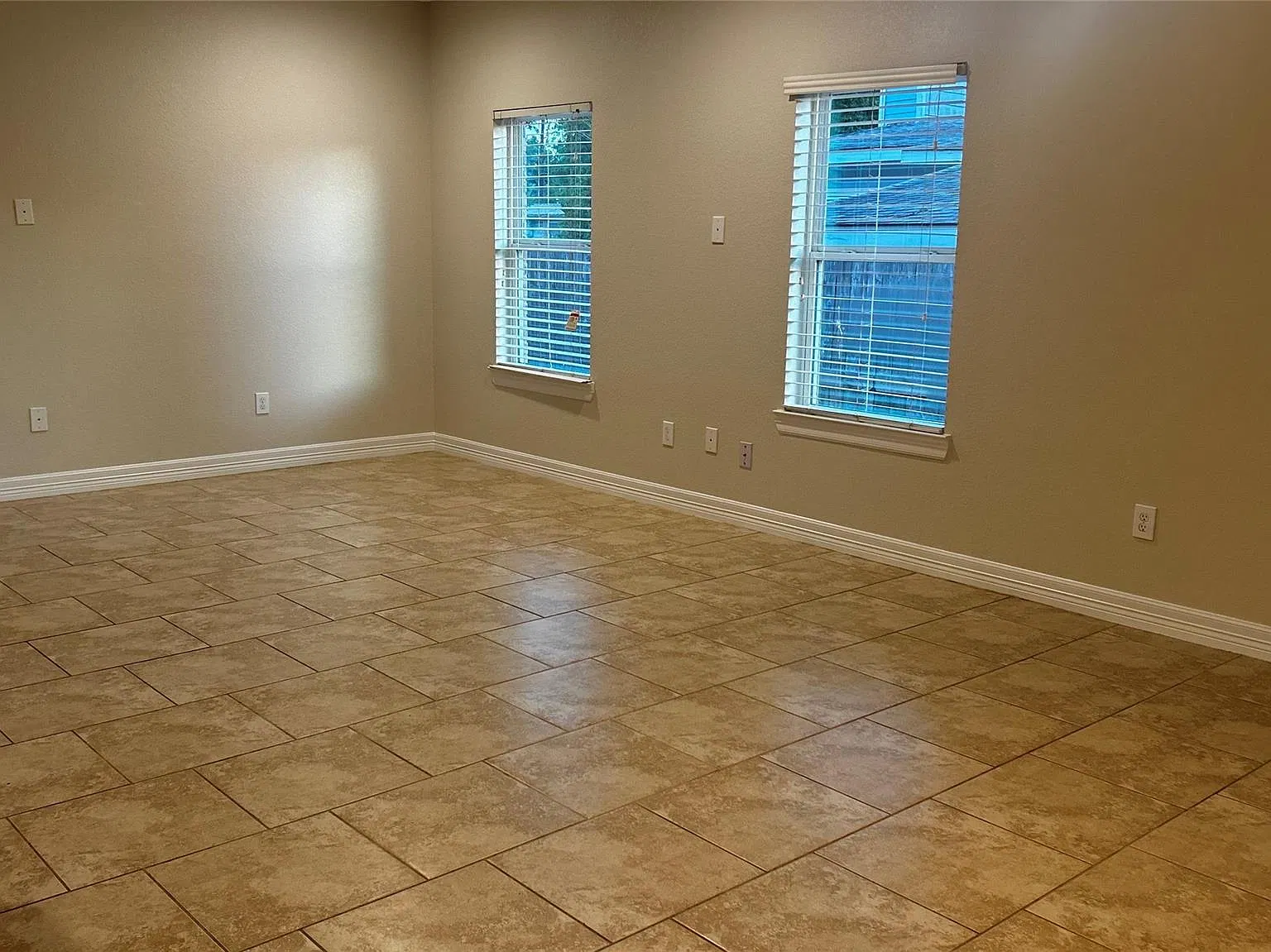 3 bed, 2.0 bath, 1823 sqft, $1,900 — Photo 4