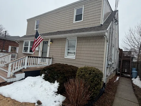 712 7th St Floor 2, West Babylon, NY 11704