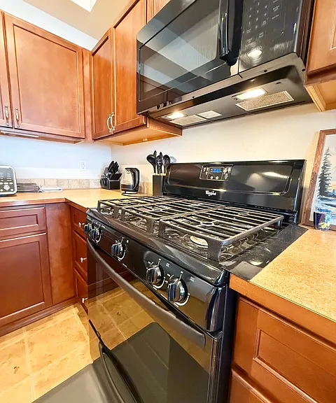 317 NE Miramar Cir #1 — Photo 8