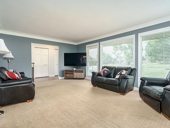 4th image of 404 Burrwood Ave