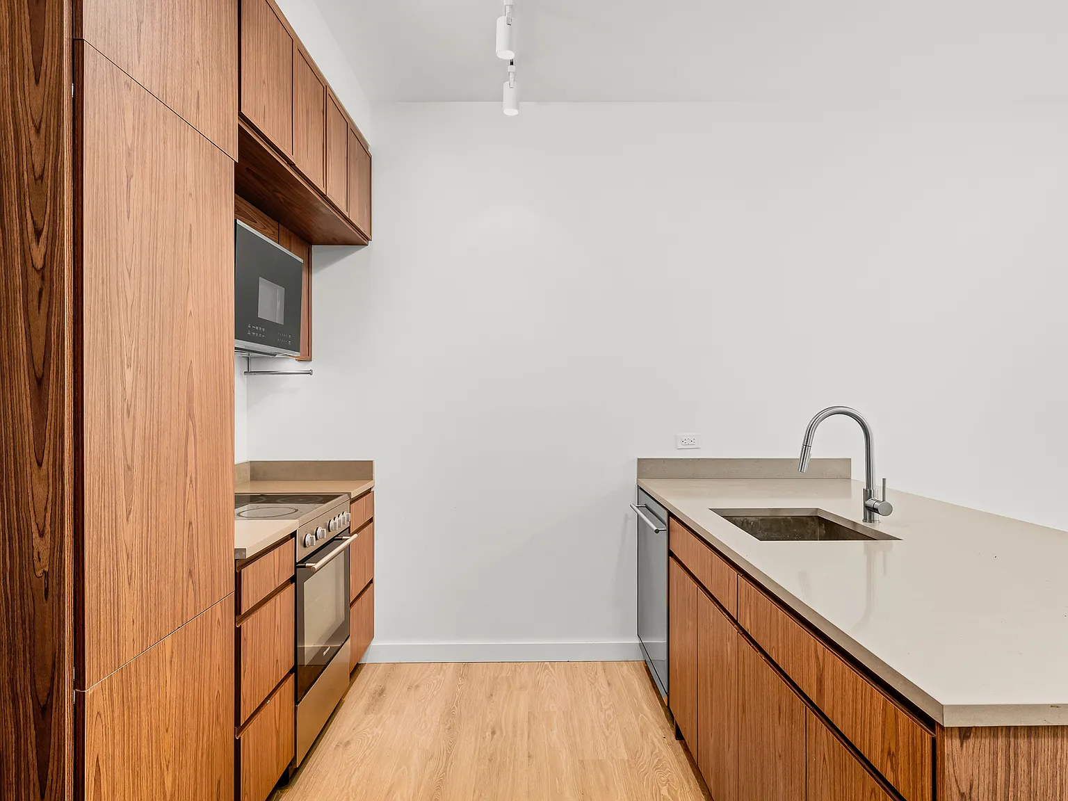 40 Bruckner Boulevard — Photo 2