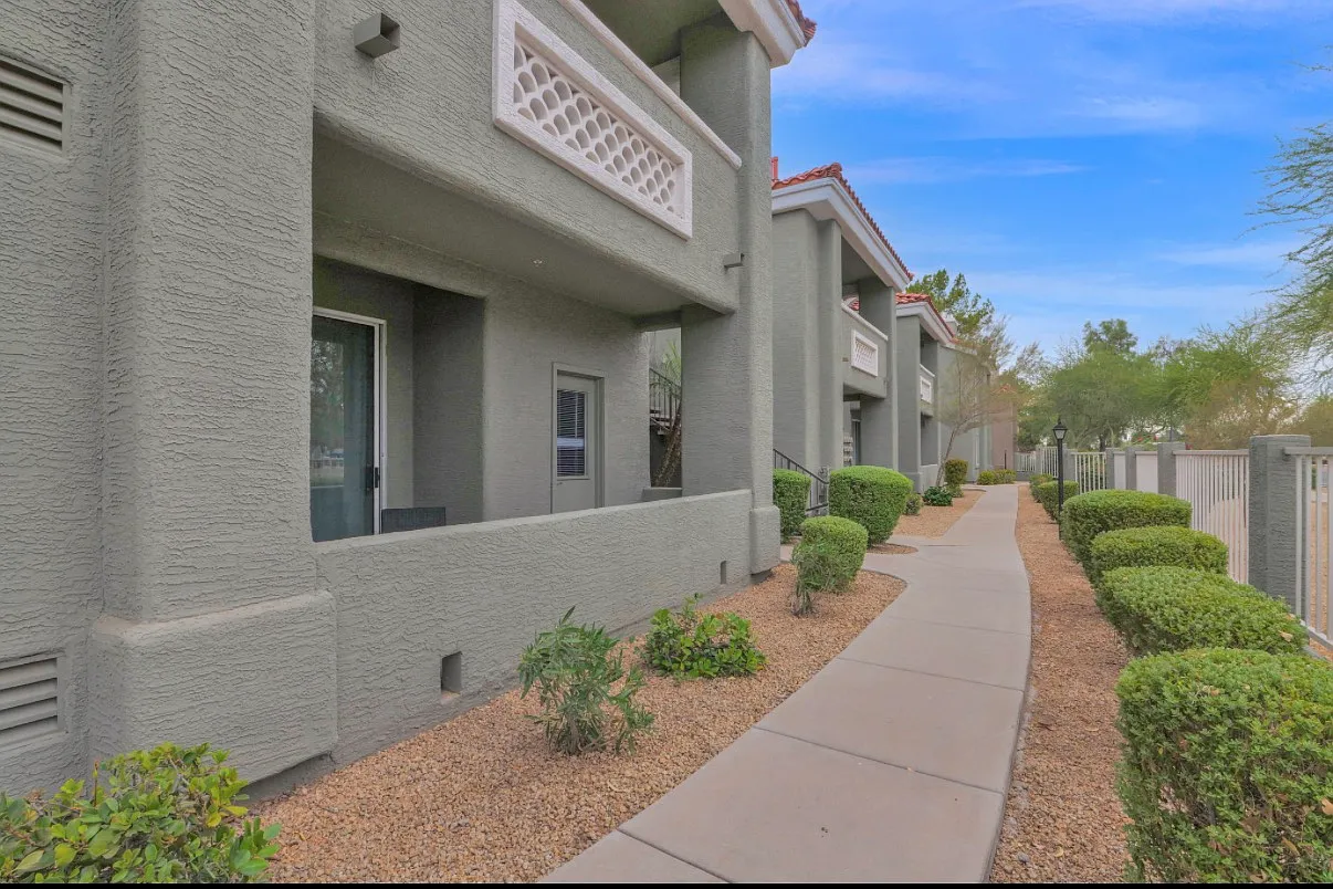 2 bed, 872 sqft, $2,400 — Photo 4