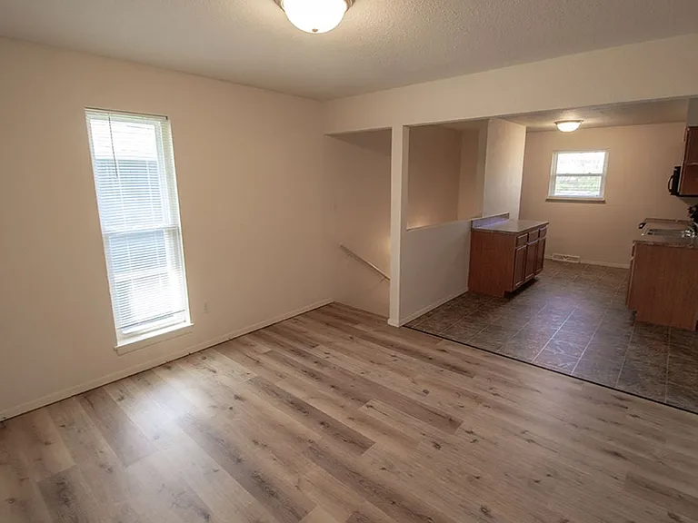 1007 W Ash St — Photo 4