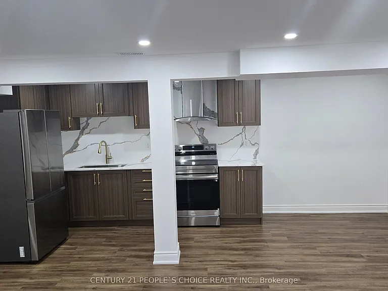 53 Larry Cres — Photo 3